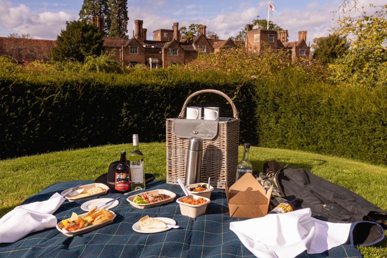 Great Fosters - Near Windsor Hotel Егъм Екстериор снимка