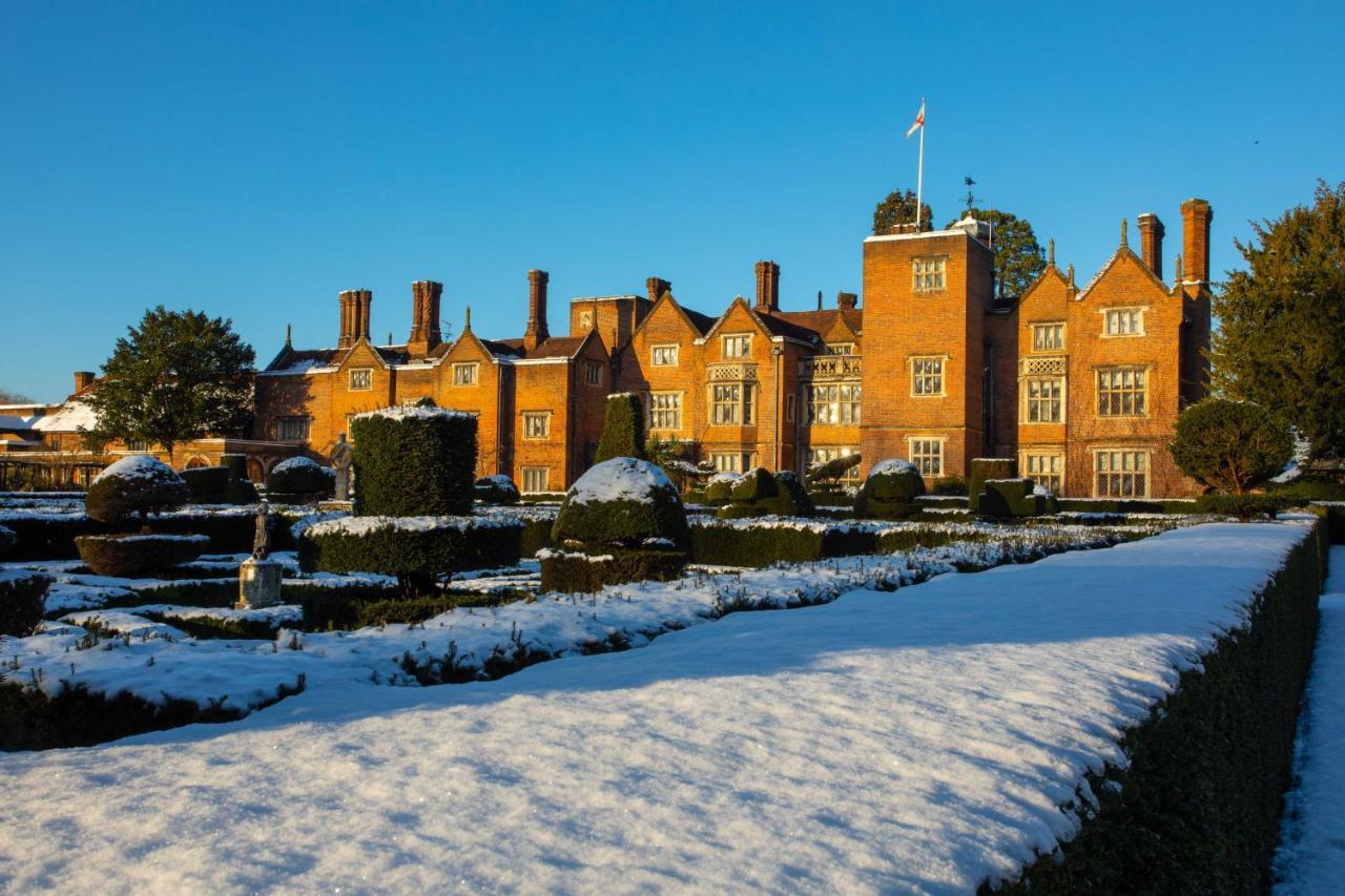 Great Fosters - Near Windsor Hotel Егъм Екстериор снимка