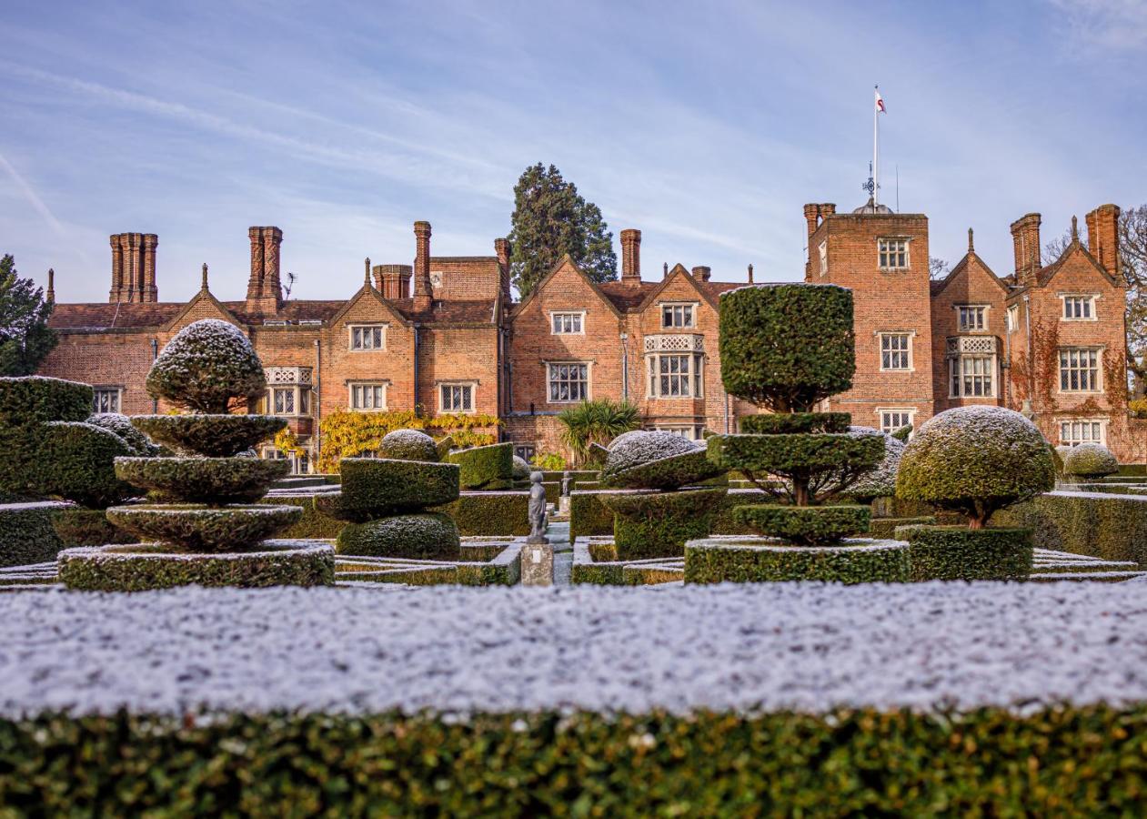 Great Fosters - Near Windsor Hotel Егъм Екстериор снимка