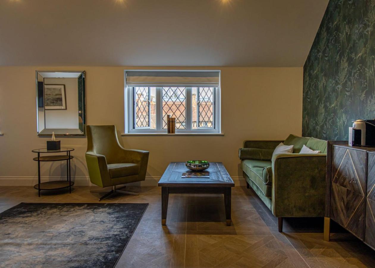 Great Fosters - Near Windsor Hotel Егъм Екстериор снимка