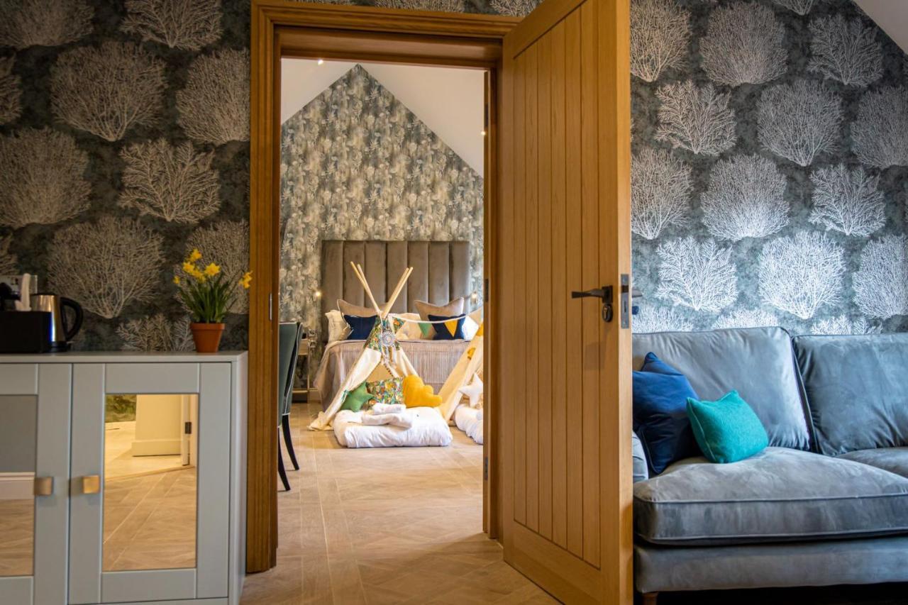 Great Fosters - Near Windsor Hotel Егъм Екстериор снимка