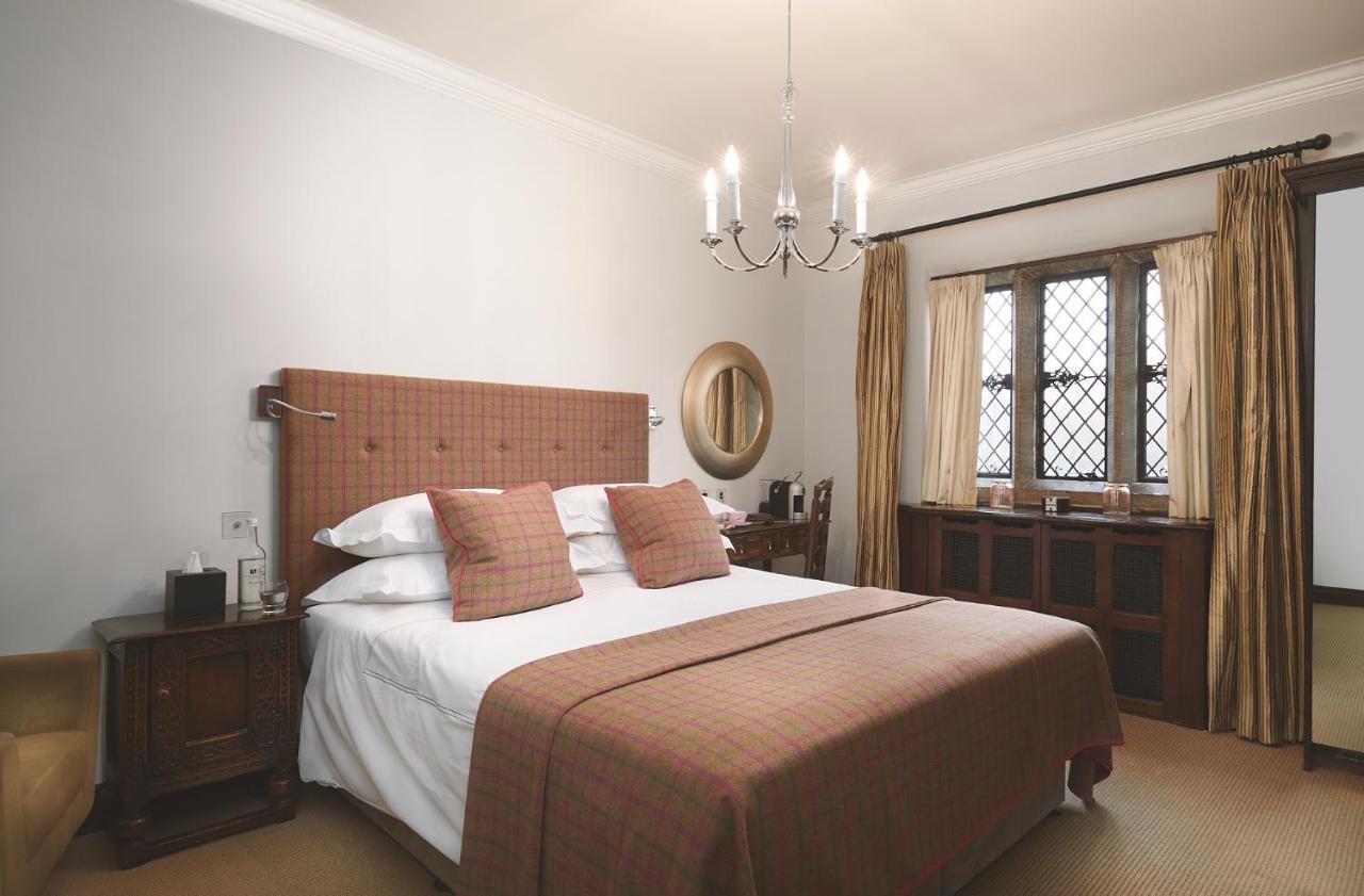 Great Fosters - Near Windsor Hotel Егъм Екстериор снимка