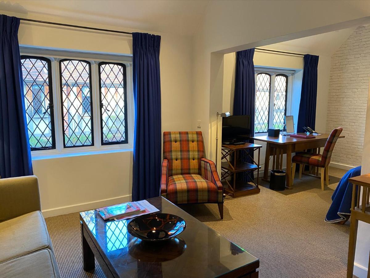 Great Fosters - Near Windsor Hotel Егъм Екстериор снимка